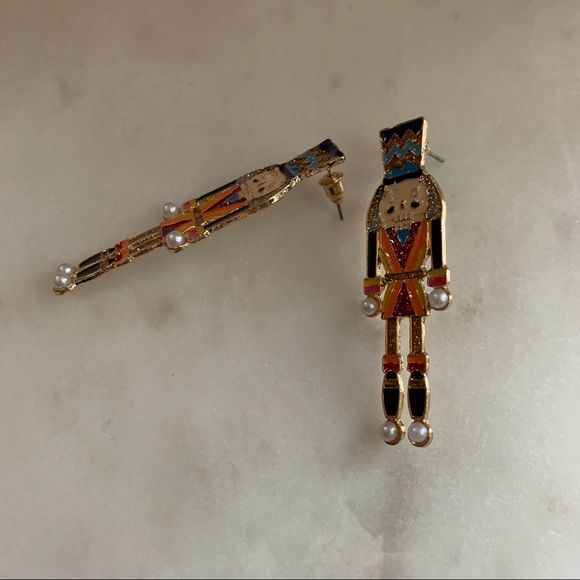 Christmas/Holiday Nutcracker Earrings with Pearls New - Picture 3 of 3